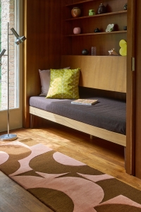 Vlněný koberec běhoun Orla Kiely Prism Flower Pink/Terracotta – květinový vzor